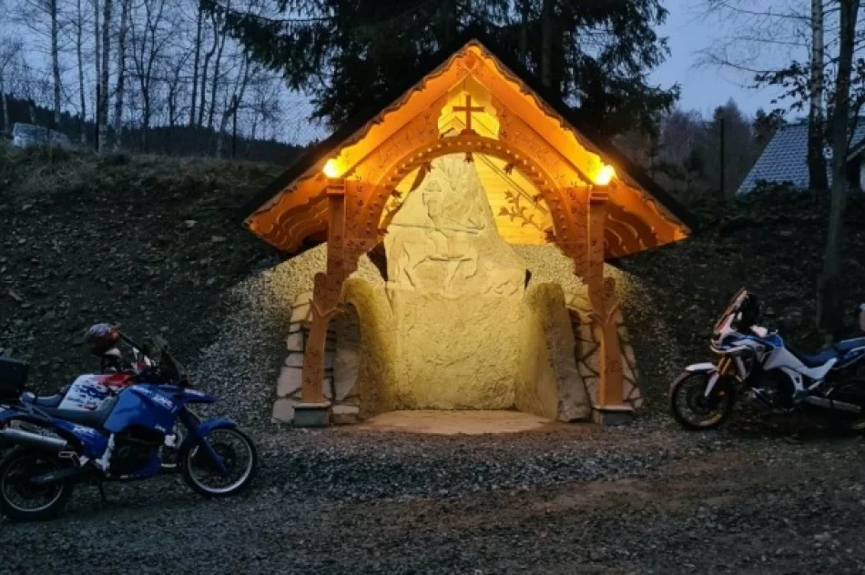 Przy nowej kapliczce modlono się za zmarłego 19-latka - zdjęcie 9