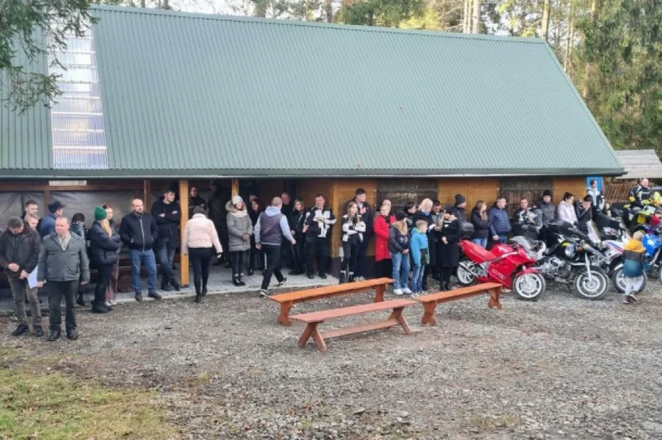 Przy nowej kapliczce modlono się za zmarłego 19-latka - zdjęcie 10