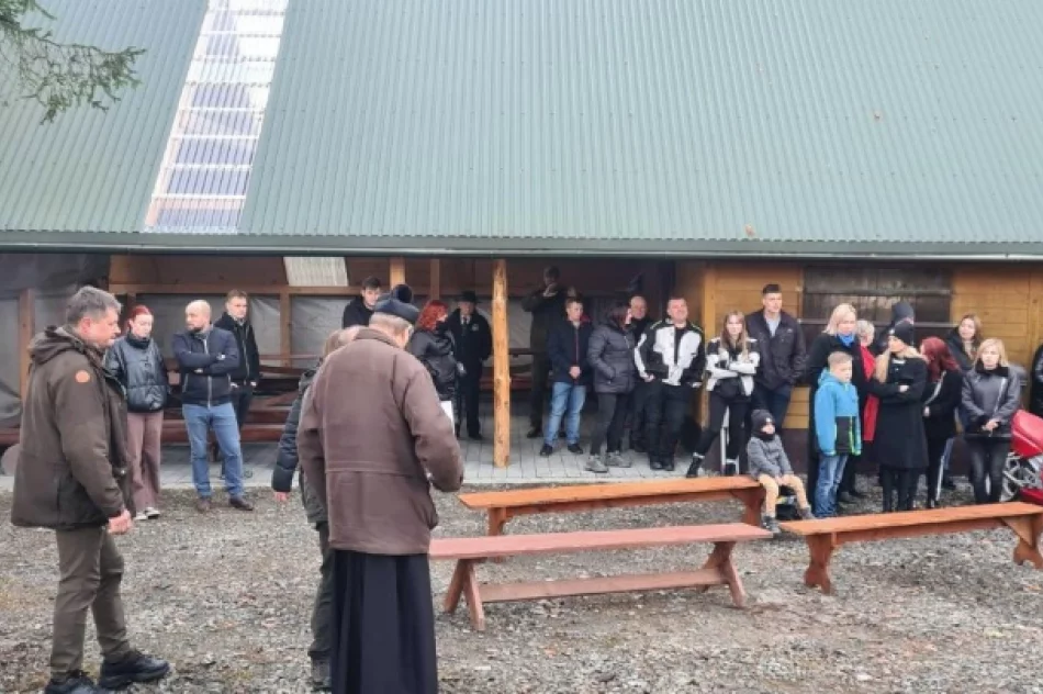 Przy nowej kapliczce modlono się za zmarłego 19-latka - zdjęcie 12