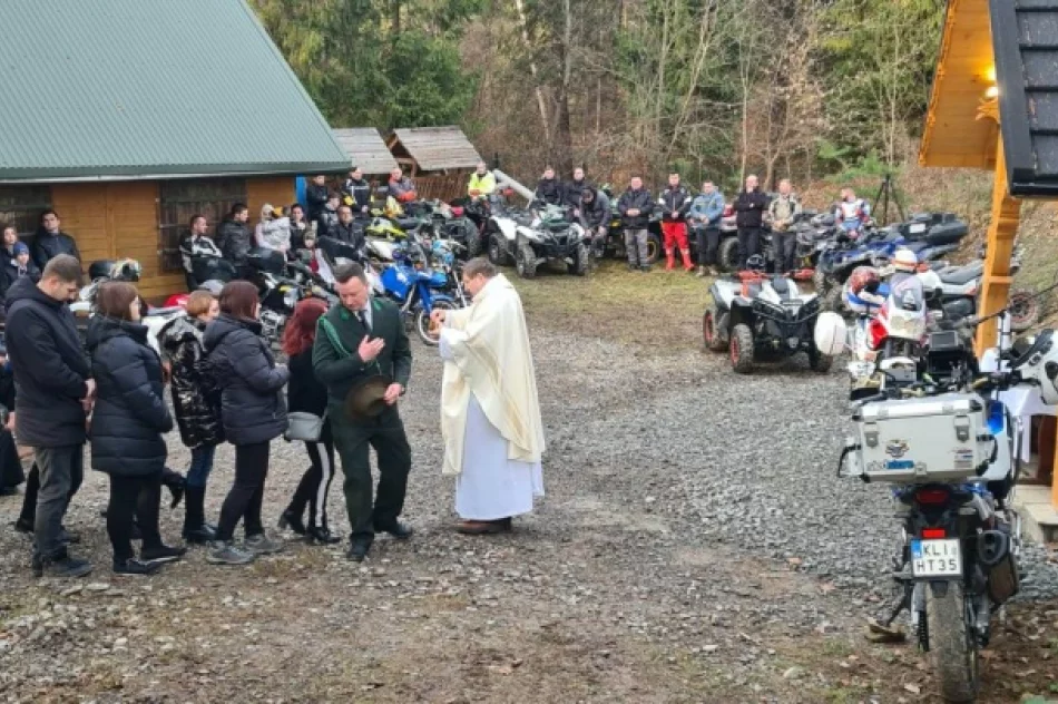 Przy nowej kapliczce modlono się za zmarłego 19-latka - zdjęcie 13