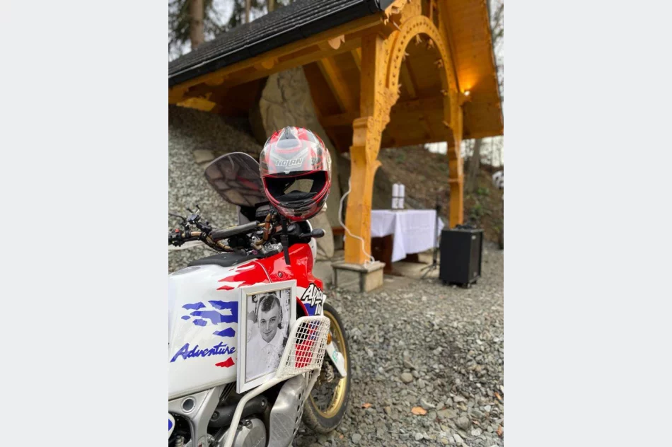 Przy nowej kapliczce modlono się za zmarłego 19-latka - zdjęcie 18