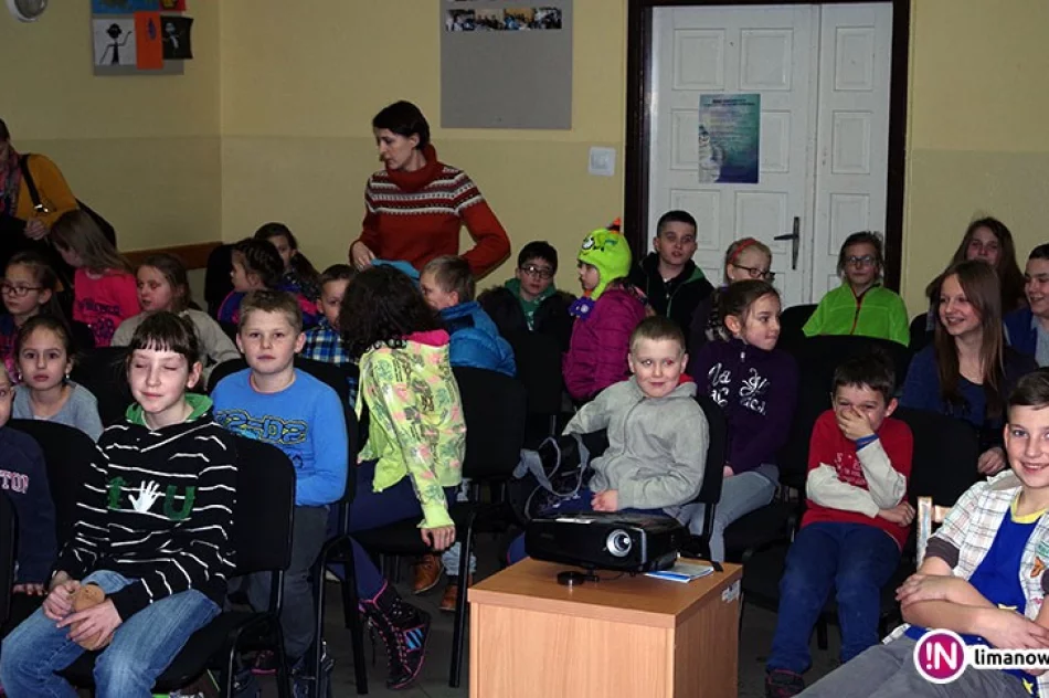 Świetlica w Sowlinach zamieniona w kino! - zdjęcie 2