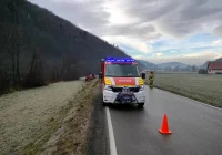 Samochód dachował, jedna osoba trafiła do szpitala - zdjęcie główne