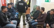 Małopolska: Ukrainiec przewoził osobówką 12 Turków - zdjęcie 3