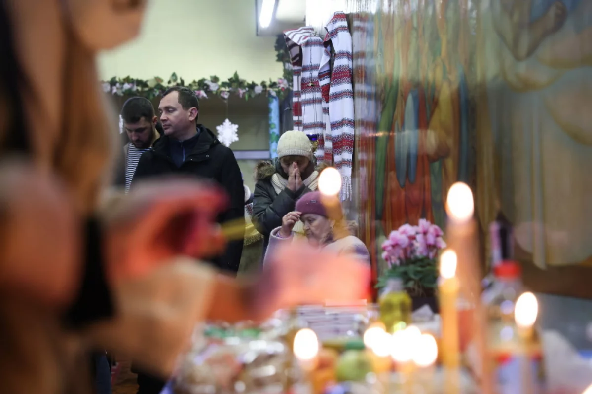 Smutne święta prawosławne w Odessie, ludzie skupieni na wydarzeniach wojennych