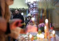 Smutne święta prawosławne w Odessie, ludzie skupieni na wydarzeniach wojennych - zdjęcie główne