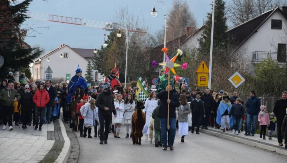 Barwny orszak na ulicach miejscowości - zdjęcie 1