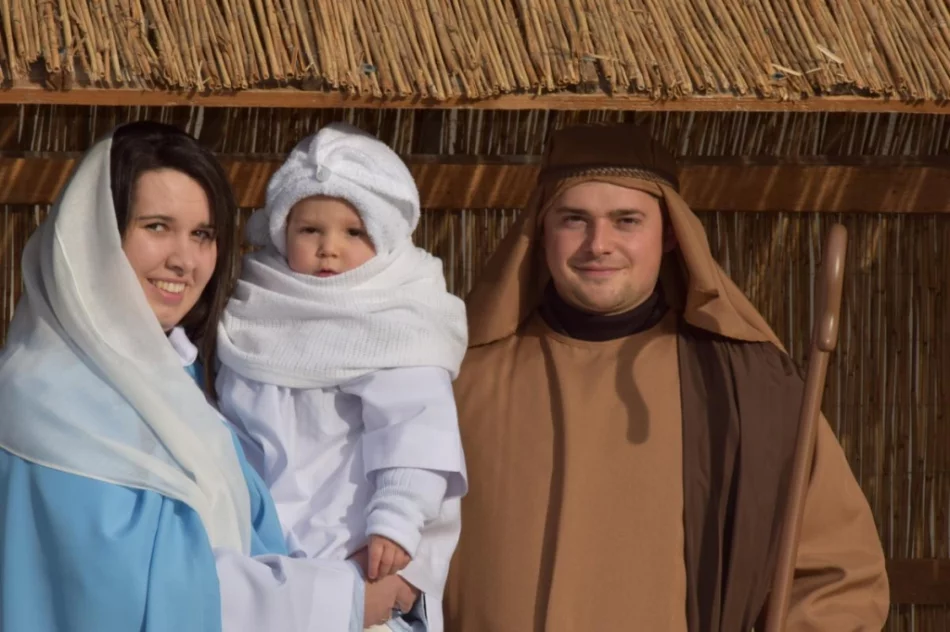 Barwny orszak na ulicach miejscowości - zdjęcie 2