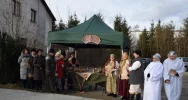Barwny orszak na ulicach miejscowości - zdjęcie 3