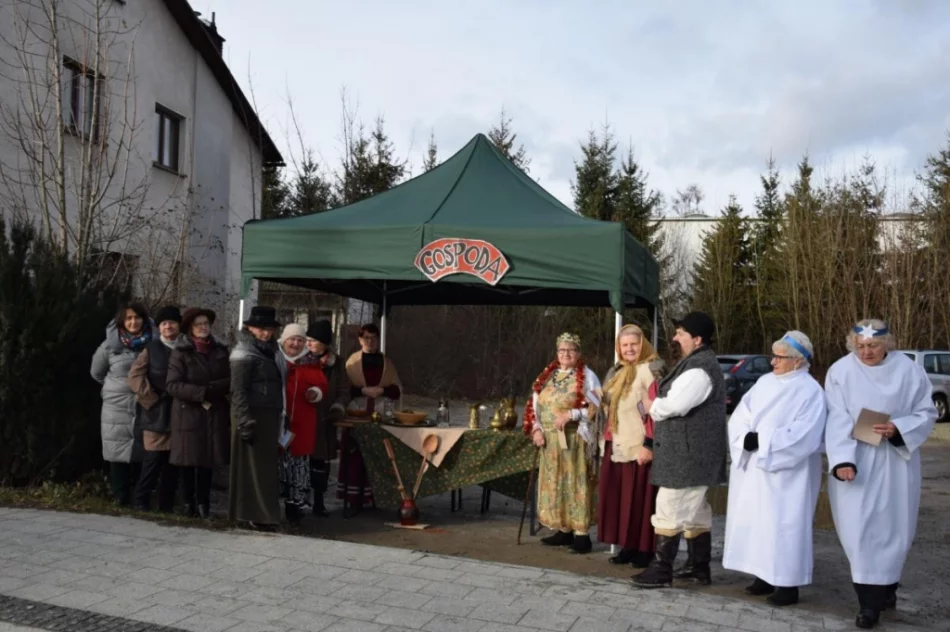 Barwny orszak na ulicach miejscowości - zdjęcie 3