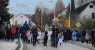 Barwny orszak na ulicach miejscowości - zdjęcie 4