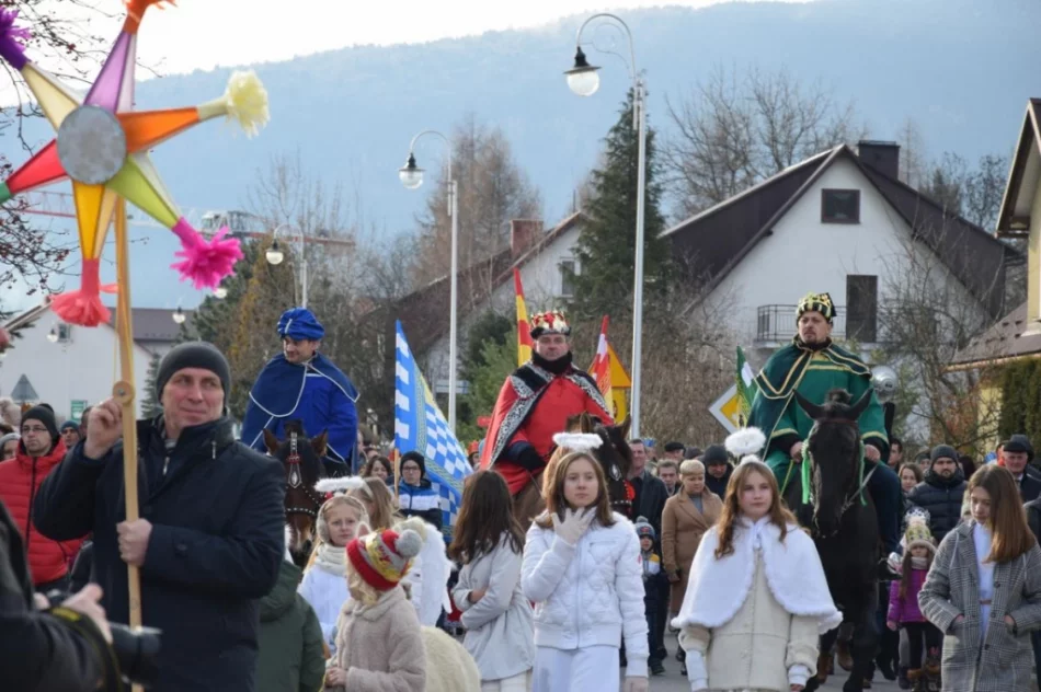 Barwny orszak na ulicach miejscowości - zdjęcie 5