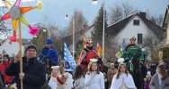 Barwny orszak na ulicach miejscowości - zdjęcie 5
