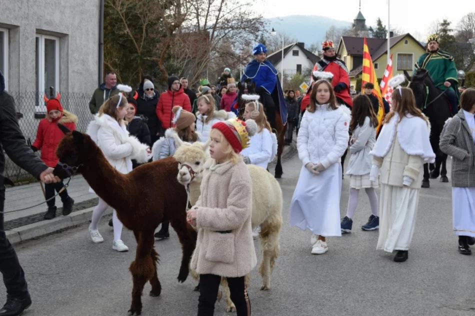 Barwny orszak na ulicach miejscowości - zdjęcie 6