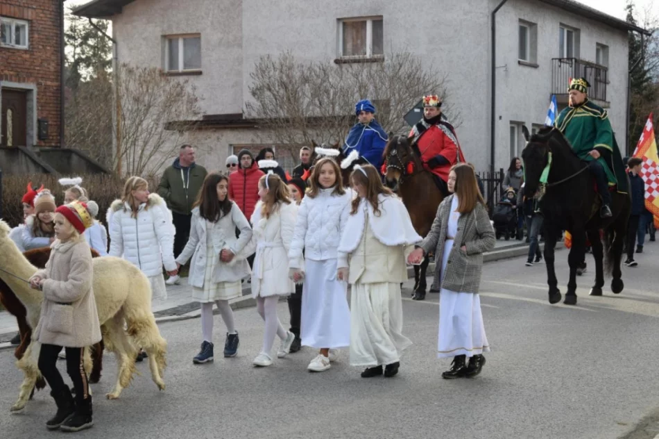 Barwny orszak na ulicach miejscowości - zdjęcie 7