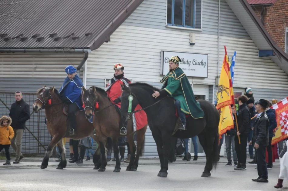 Barwny orszak na ulicach miejscowości - zdjęcie 8