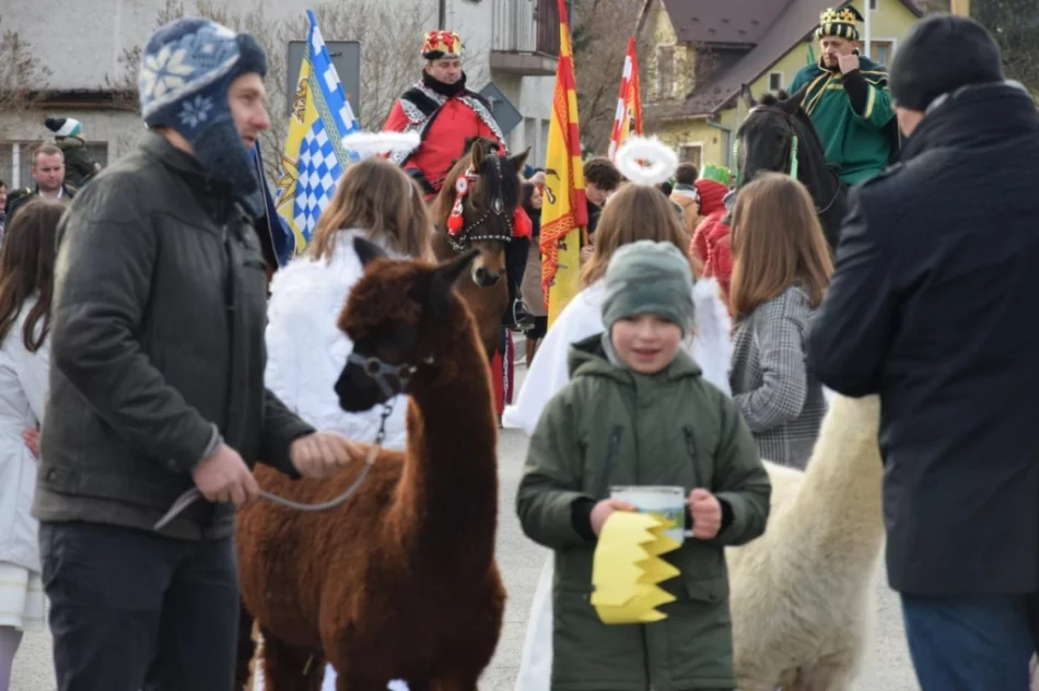 Barwny orszak na ulicach miejscowości - zdjęcie 9