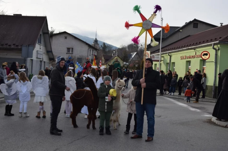 Barwny orszak na ulicach miejscowości - zdjęcie 10