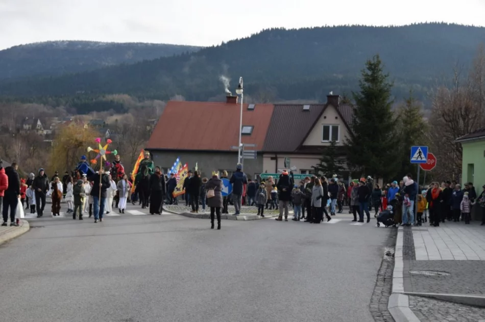 Barwny orszak na ulicach miejscowości - zdjęcie 11