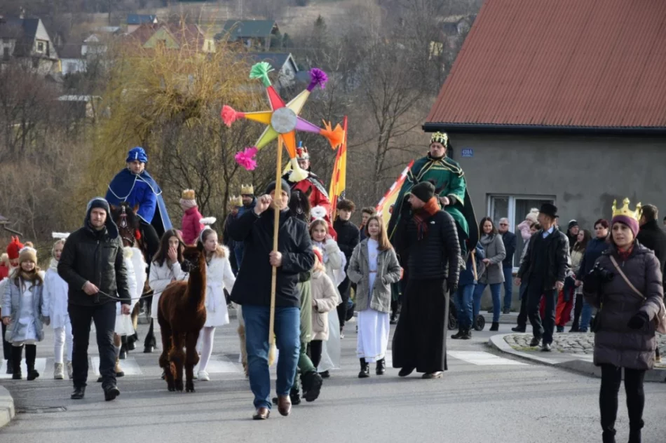 Barwny orszak na ulicach miejscowości - zdjęcie 12