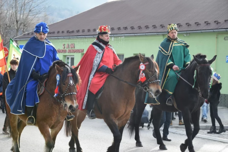 Barwny orszak na ulicach miejscowości - zdjęcie 14