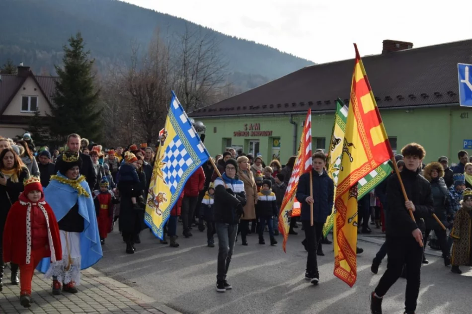 Barwny orszak na ulicach miejscowości - zdjęcie 15