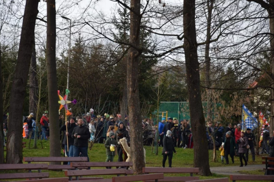 Barwny orszak na ulicach miejscowości - zdjęcie 16