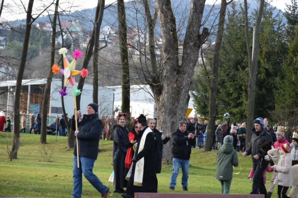 Barwny orszak na ulicach miejscowości - zdjęcie 17