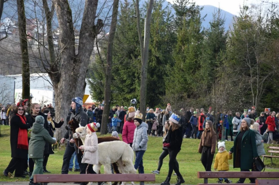 Barwny orszak na ulicach miejscowości - zdjęcie 18