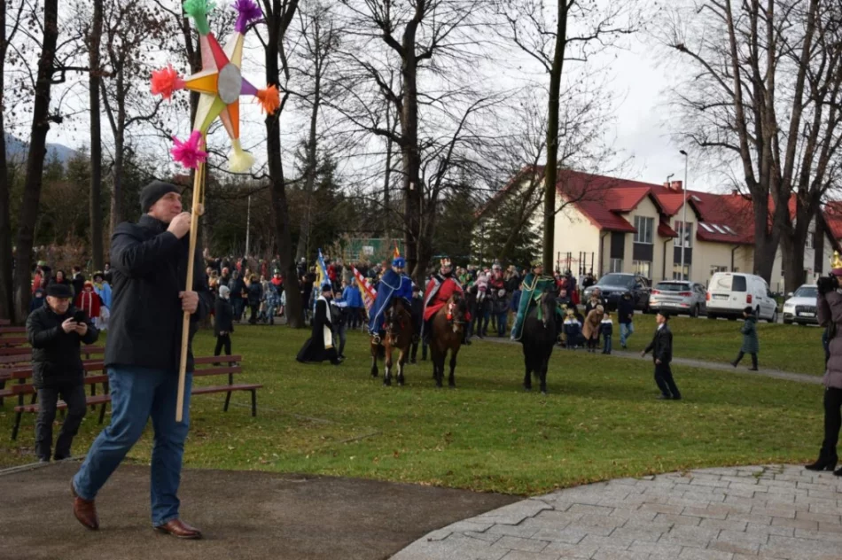 Barwny orszak na ulicach miejscowości - zdjęcie 19