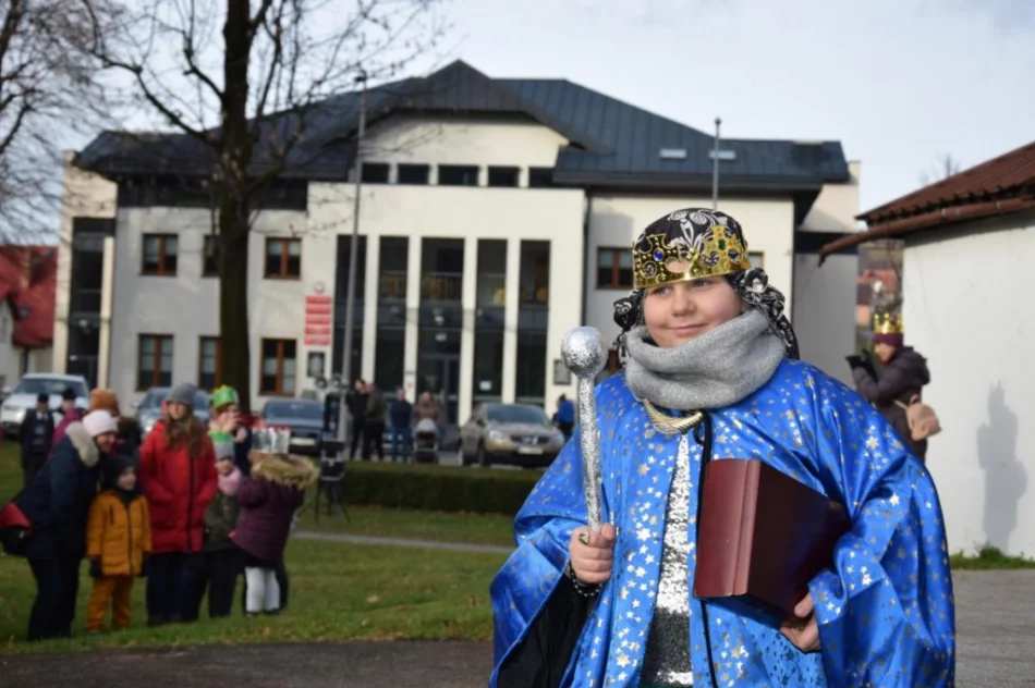 Barwny orszak na ulicach miejscowości - zdjęcie 20