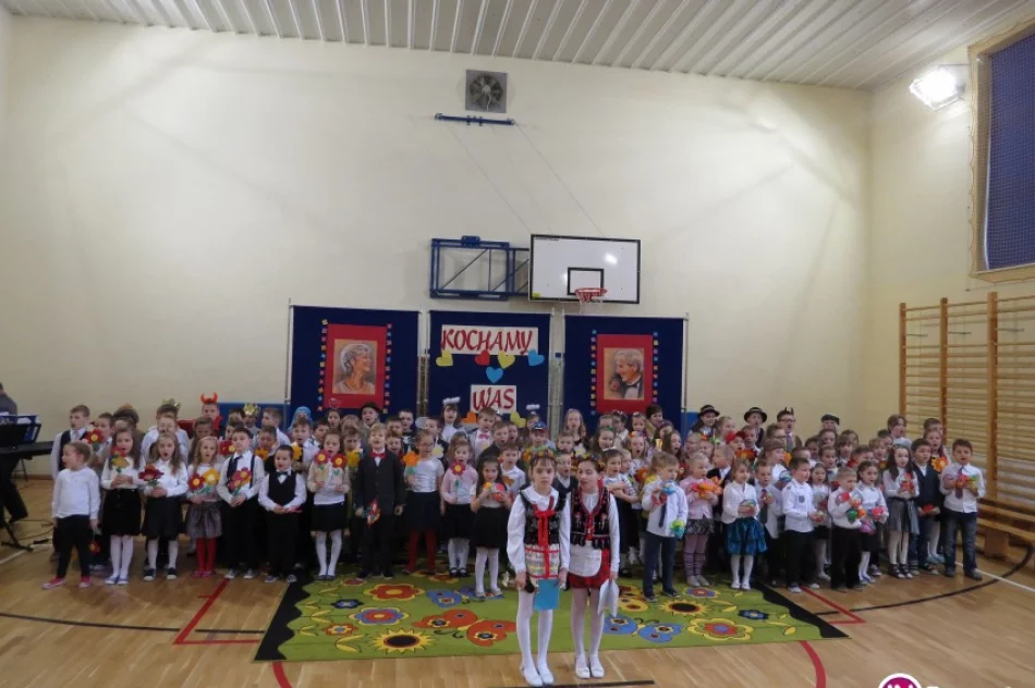 Radosne obchody Dnia Babci i Dziadka w Zespole Szkół Nr 1 w Starej Wsi - zdjęcie 2