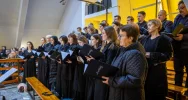 Chór z kolędą w kościele - zdjęcie 2
