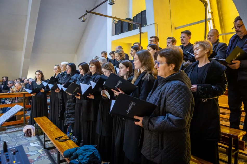 Chór z kolędą w kościele - zdjęcie 2