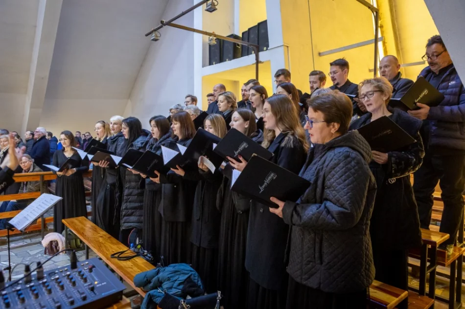 Chór z kolędą w kościele - zdjęcie 3