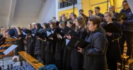 Chór z kolędą w kościele - zdjęcie 4