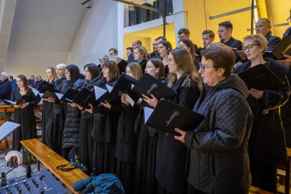 Chór z kolędą w kościele - zdjęcie 4