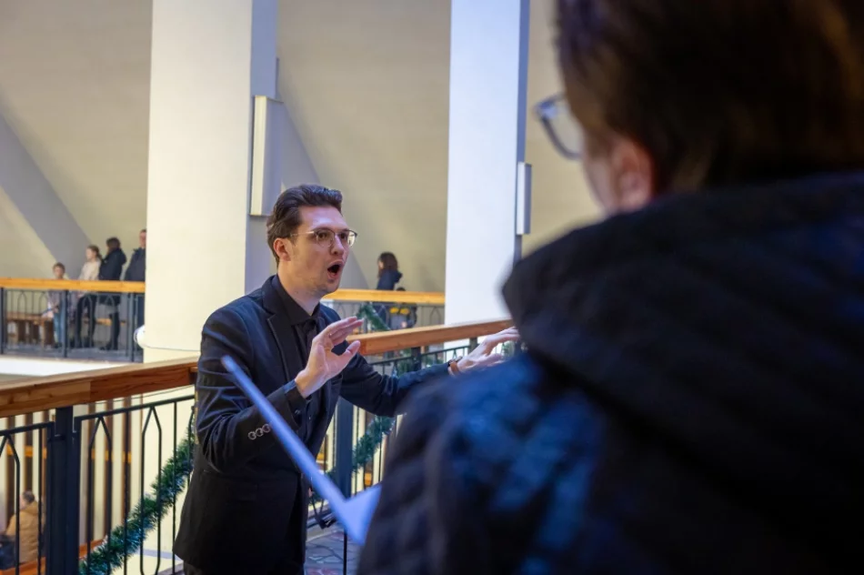 Chór z kolędą w kościele - zdjęcie 6