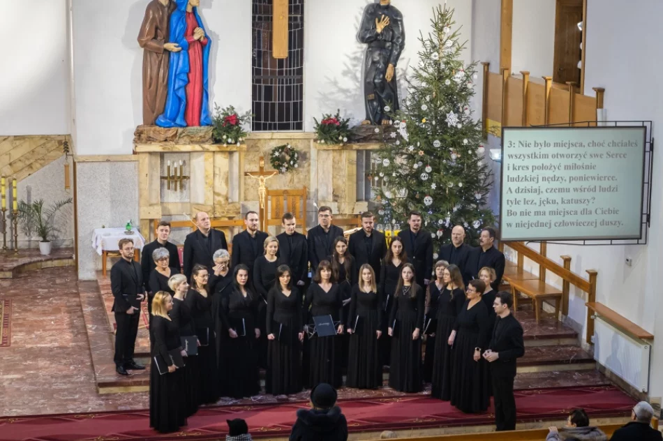 Chór z kolędą w kościele - zdjęcie 7