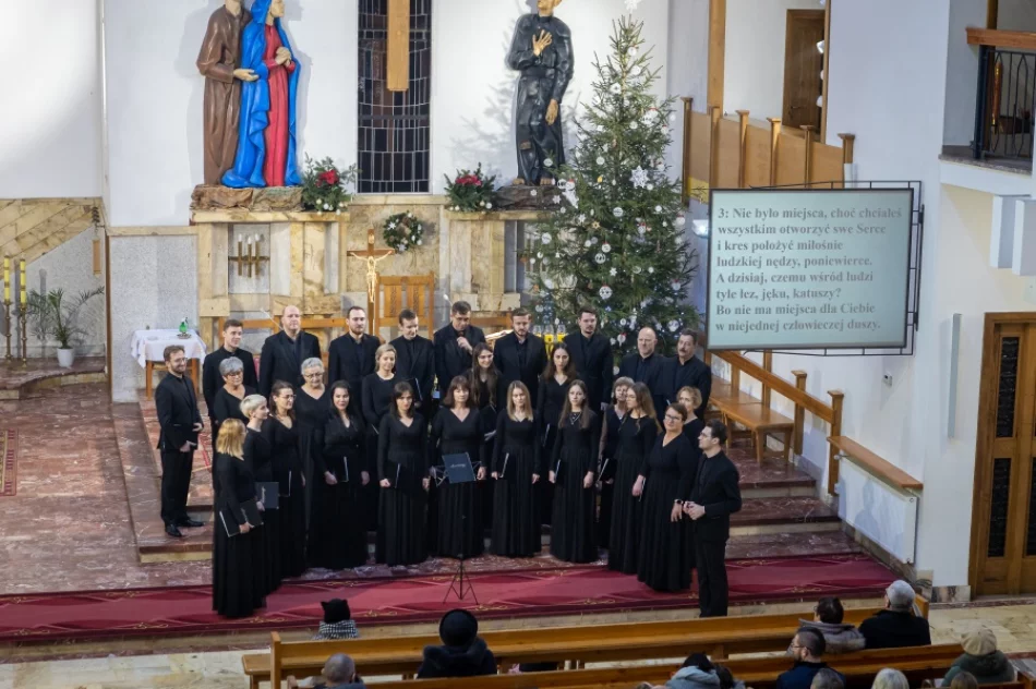 Chór z kolędą w kościele - zdjęcie 8