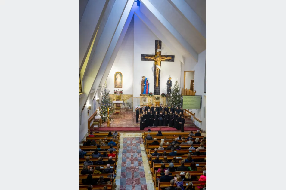 Chór z kolędą w kościele - zdjęcie 9