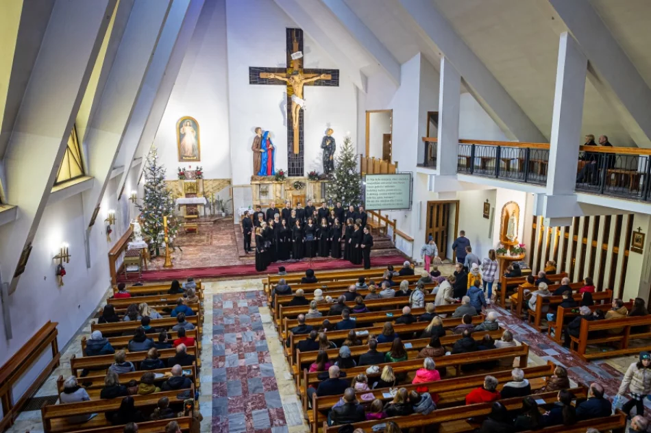 Chór z kolędą w kościele - zdjęcie 10