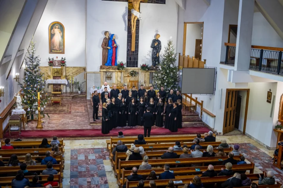 Chór z kolędą w kościele - zdjęcie 11