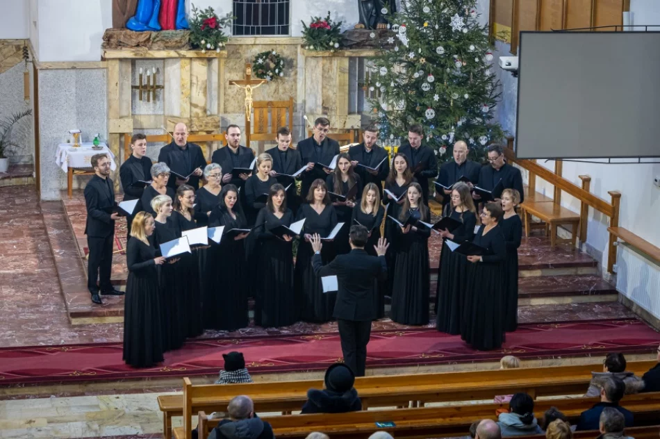 Chór z kolędą w kościele - zdjęcie 12