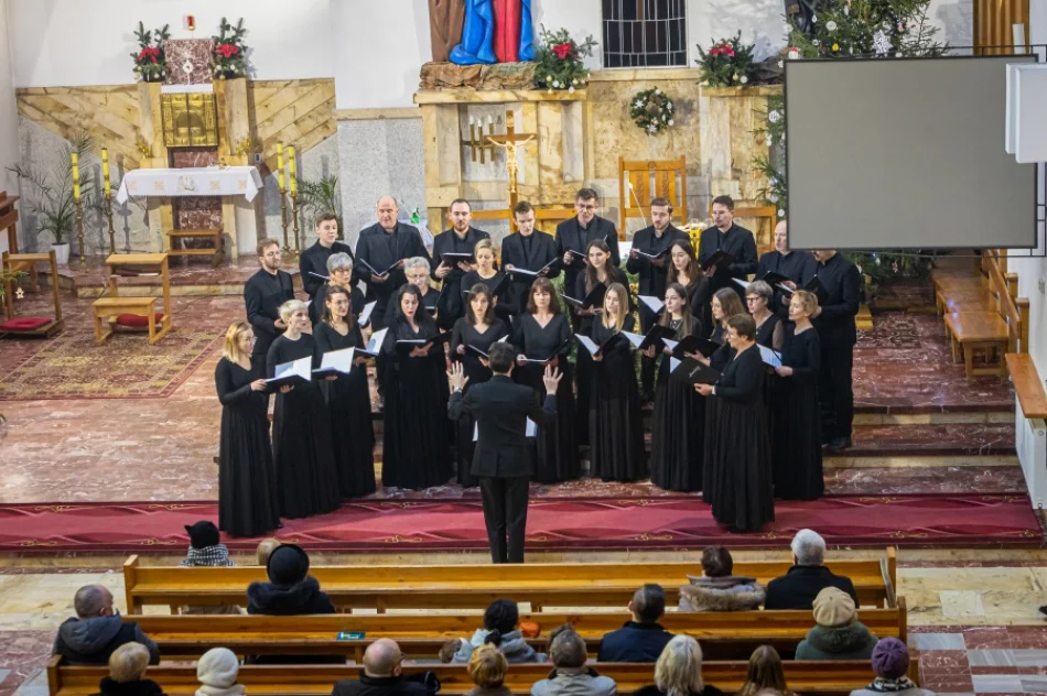 Chór z kolędą w kościele - zdjęcie 13