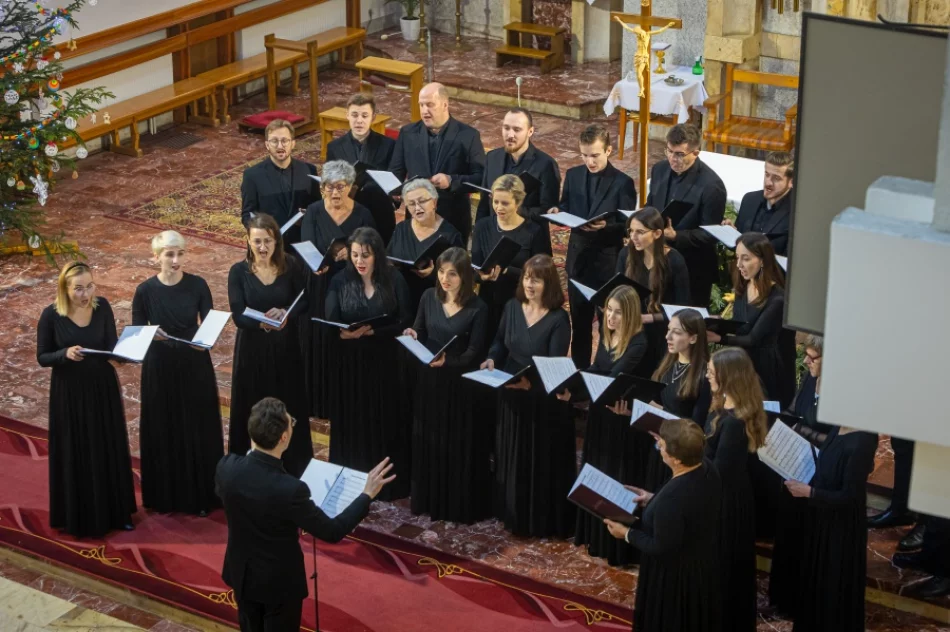 Chór z kolędą w kościele - zdjęcie 14