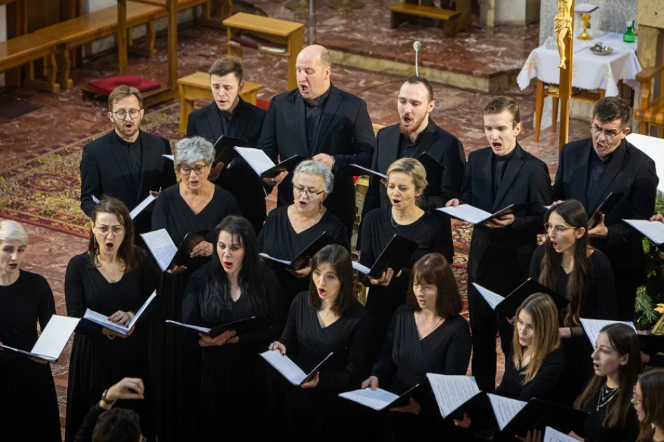 Chór z kolędą w kościele - zdjęcie 15