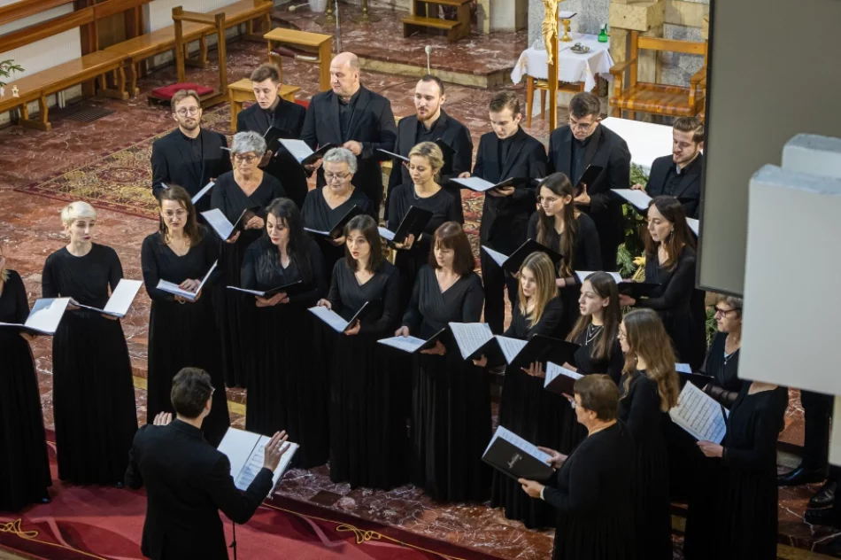 Chór z kolędą w kościele - zdjęcie 16