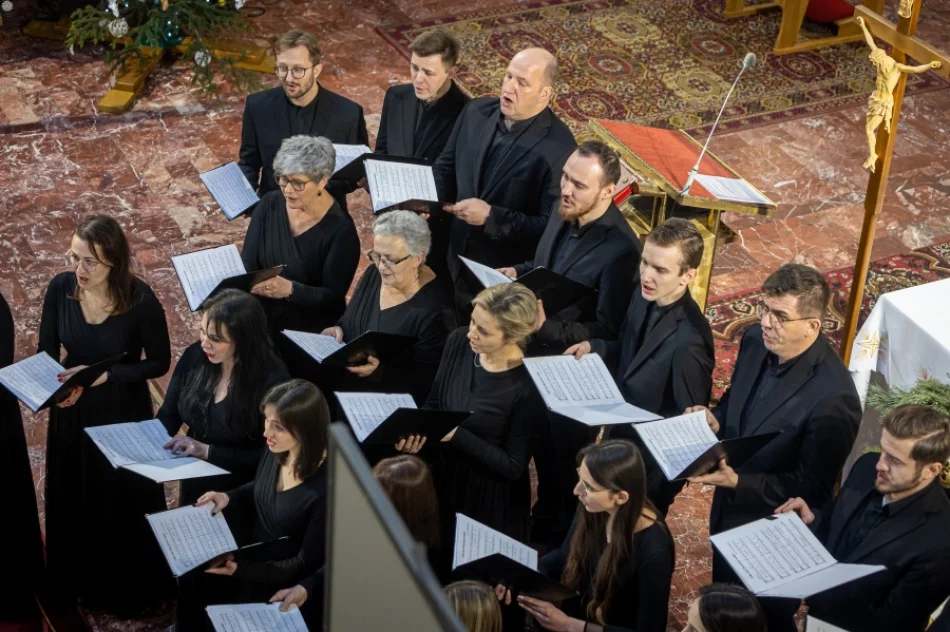 Chór z kolędą w kościele - zdjęcie 18