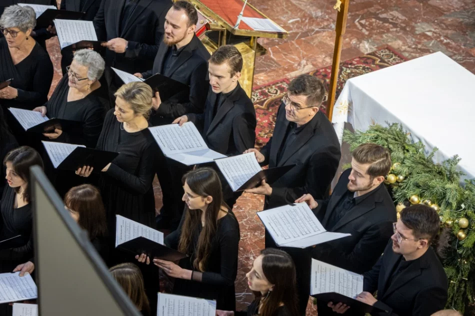 Chór z kolędą w kościele - zdjęcie 19